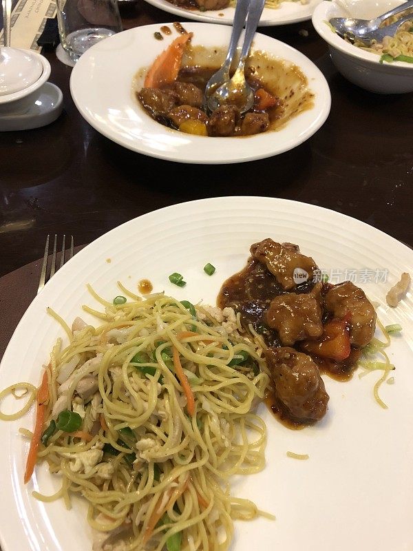 鸡肉炒面/糖醋鸡在中餐馆用餐，在外面用餐